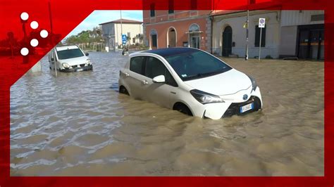 Mareggiata A Marina Di Pisa Strade Invase Dall Acqua A Causa Del Mare