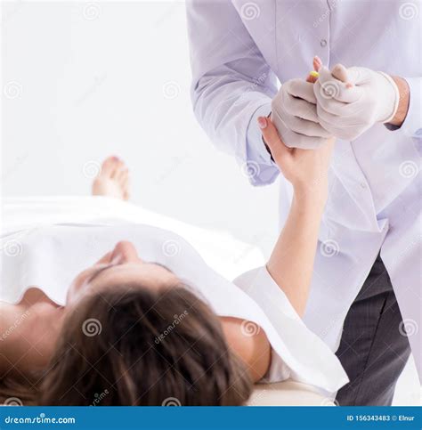 Police Coroner Examining Dead Body Corpse In Morgue Imagen De Archivo