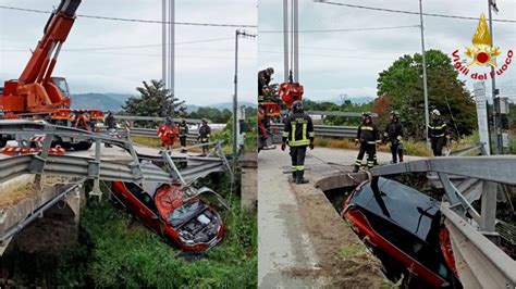 Fuori Strada Con La Macchina Resta Incastrato Tra Il Guardrail E Il