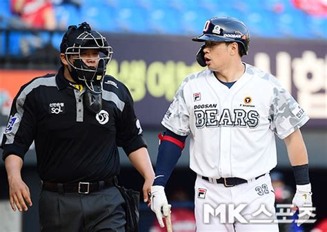 김재환 `삼진 판정에 불만 가득` Mk포토 Mk스포츠