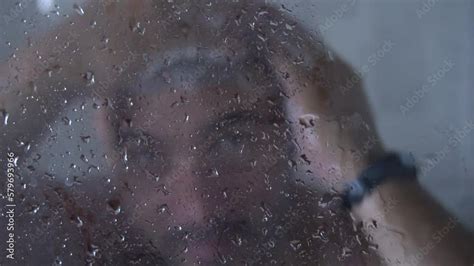 Vidéo Stock Man Shampooing His Hair To Keep His Hair Clean And Good