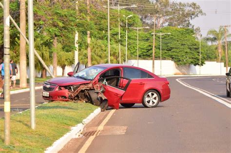 Motorista Fica Ferido Depois De Perder Controle De Carro E Atingir