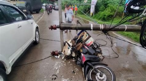 Pengendara Motor Tertimpa Pohon Dan Tiang Listrik Tumbang Di Jalan