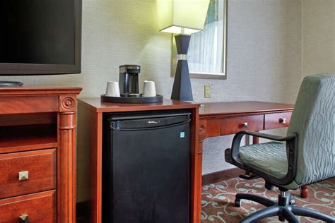 Hampton Inn & Suites by Hilton Toronto Airport Mississauga | Bookonline.com