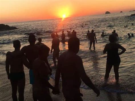 Habitantes Y Autoridades Regular N El Nudismo En Playas De Oaxaca