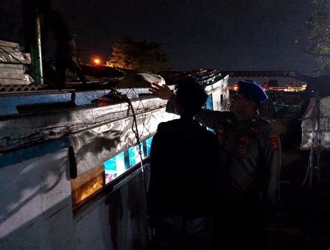 Patroli Malam Hari Di Dermaga Pelabuhan Tradisional Oleh Personel Sat