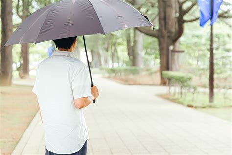 お出かけしたくなる夏。お散歩に必須の暑さ対策のポイントは？「スマホの熱中症」にも注意！｜さんたつ By 散歩の達人