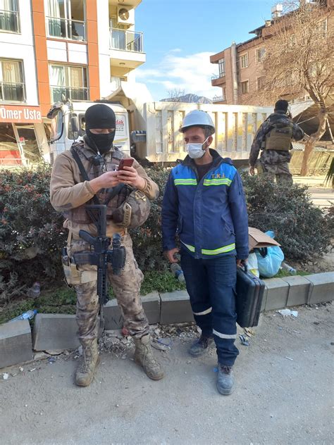 Kütahyalı madenci enkazdan bulduğu para dolu çantayı polise teslim etti