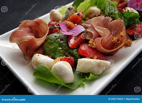 Salade Aux Fraises Prosciutto Et Mozzarella Sur Fond Sombre Photo Stock