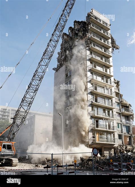 demolition of a building Stock Photo: 78896343 - Alamy