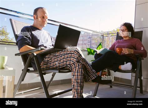 Jeune Homme Travaillant Avec Son Ordinateur Portable Assis Sur La