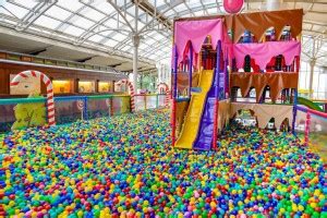 Piscina de bolinhas gigante para adultos no Shopping Estação