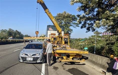 影驚悚影片曝！國道大貨車鬼切 自小客打橫被推撞數百米 中天新聞網