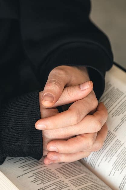 Biblia De Libro Abierto En Primer Plano De Manos Masculinas Foto Premium