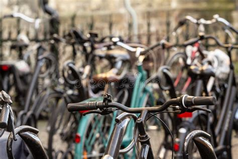 Desenfoque Selectivo En El Manillar De Las Bicicletas Estacionadas En