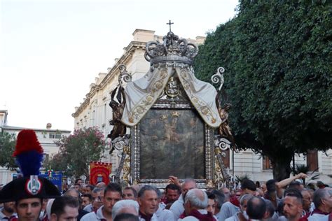 La Madonna Della Consolazione In Processione Lomaggio Floreale Del Prefetto Di Reggio Calabria