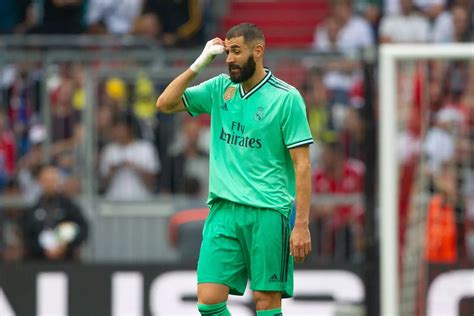 Karim Benzema Didnt Wear His Usual Hand Bandage For Ballon Dor Trophy