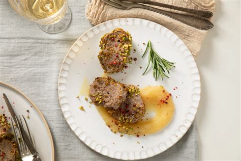 Medaglioni Di Filetto Di Maiale In Crosta Di Pistacchi Accompagnati Da