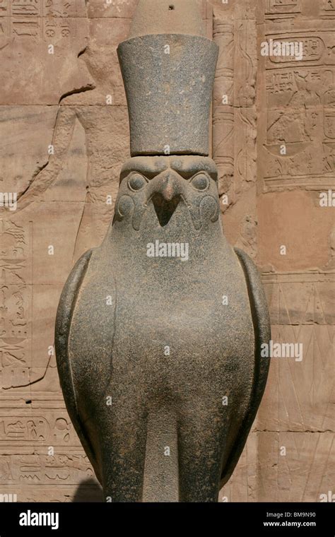 Falke Gott Horus Fotos Und Bildmaterial In Hoher Aufl Sung Alamy