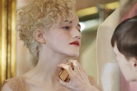 Julia Garner E Elliot Page Estrelam Campanha Do Novo Gucci Guilty