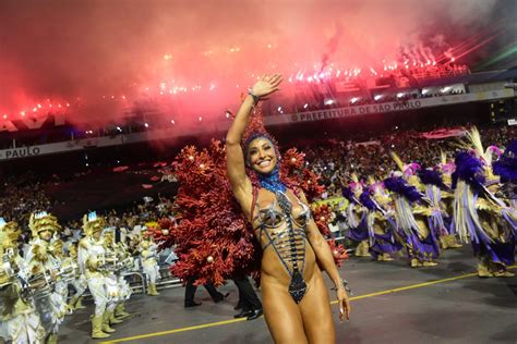 Foto Sabrina Sato tomou injeção de antibiótico antes do desfile pela