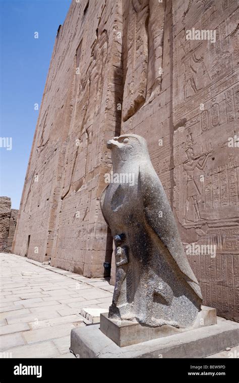 Horus Statue Im Tempel Des Horus In Edfu Edfu Gypten Stockfotografie