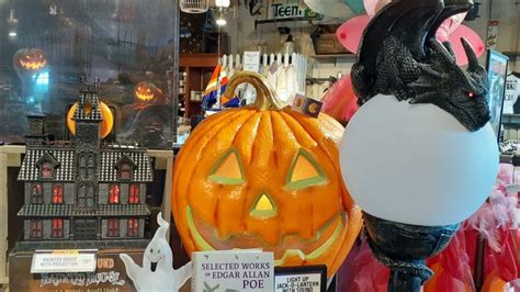 CRACKER BARREL 2022 Halloween Haunted Mansion And Dragon Lamp Post