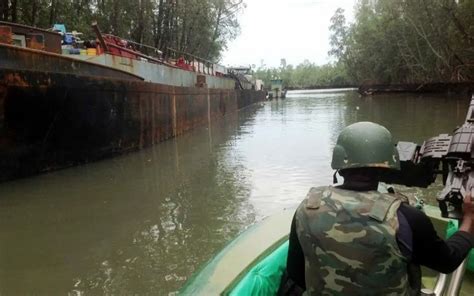 Nigerian Navy Intercepts Boat Laden With 100 000 Litres Stolen Crude