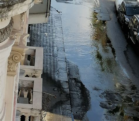 Reggio Calabria Copiosa Perdita Di Acqua Sul Viale Genoese Zerbi