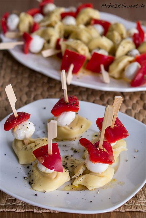 Antipasti Spieße mit Oliven Tomaten Mozzarella und Salami