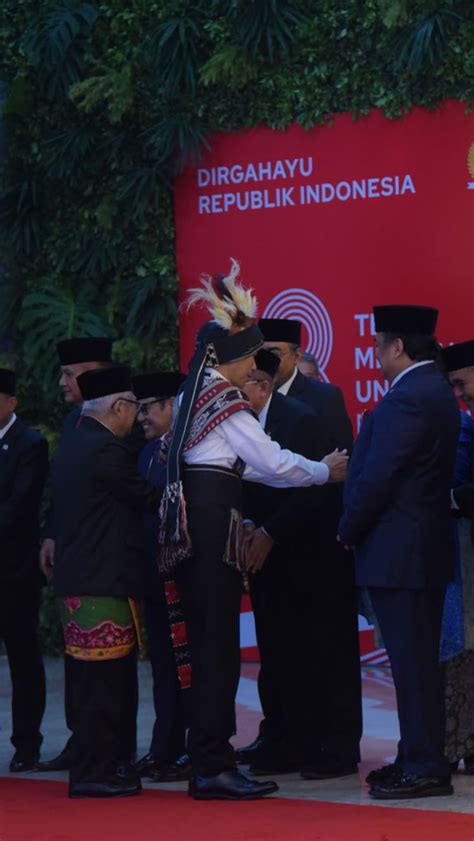 Foto Makna Dan Filosofi Baju Adat Tanimbar Yang Dipakai Jokowi Di