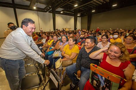 Entregan becas económicas a más de 1 700 estudiantes de primaria y