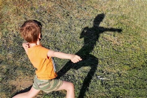 O Menino Mostra Seus M Sculos A Sombra Do Menino As Poses Do Menino As