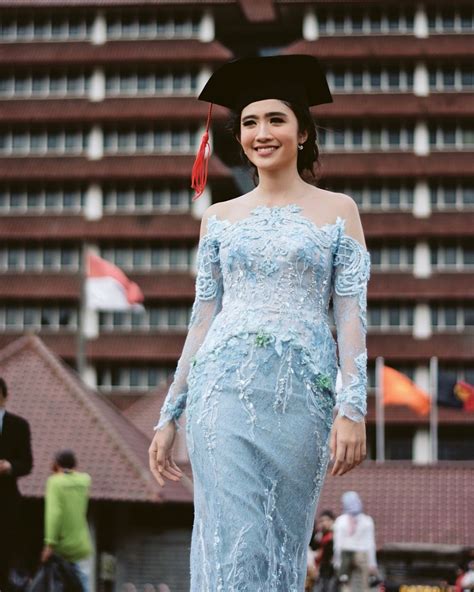 Model Kebaya Modern Elegan Terbaru Bisa Buat Wisuda