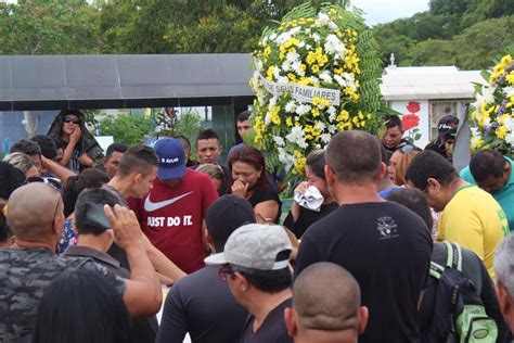 Aplausos e protesto marcam enterro de agente penitenciário esfaqueado