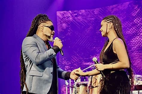 Carlinhos Brown Canta A Filha Clara Buarque Em Show Em Salvador