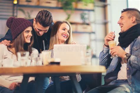 Groupe Des Jeunes S Asseyant Dans Un Caf Image Stock Image Du