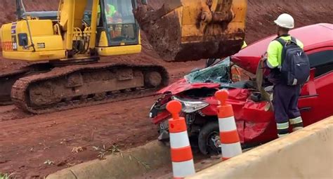 Carro Capota Passa Por Cima De Mureta E Vai Parar Em Canteiro De Obras