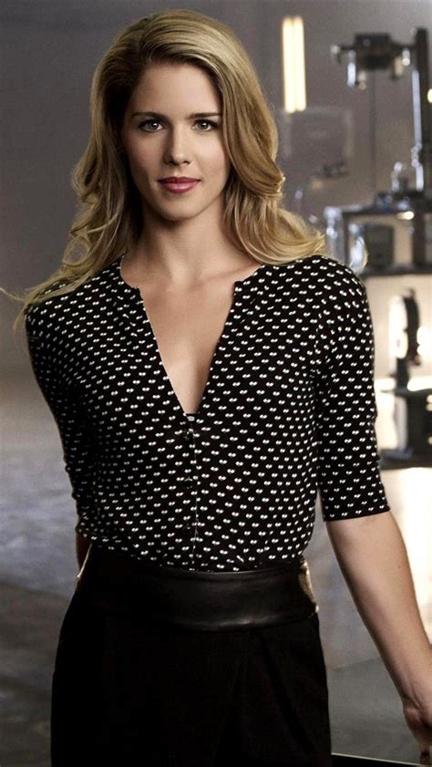 Download Emily Bett Rickards Sexy Wallpapertip