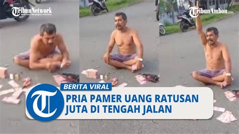 Viral Video Aksi Pria Pamer Uang Ratusan Juta Di Tengah Jalan Tantang