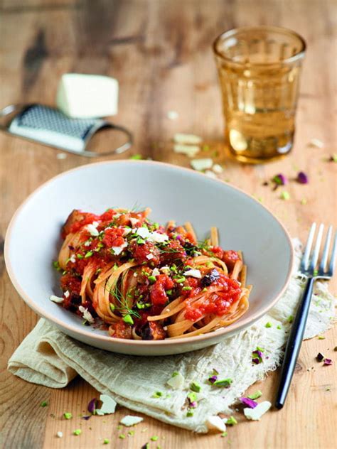 Linguine à la sauce tomate et aux aubergines