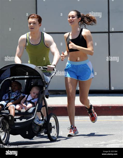 Emmy Rossum Ottiene Un Allenamento Jogging Con Il Costar Cameron