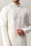 Buy Ivory Handloom Embroidery Thread Paisley Kurta With Pant For Men By