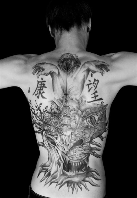 Tatouage Dos Homme Sous Le Signe Du Verso