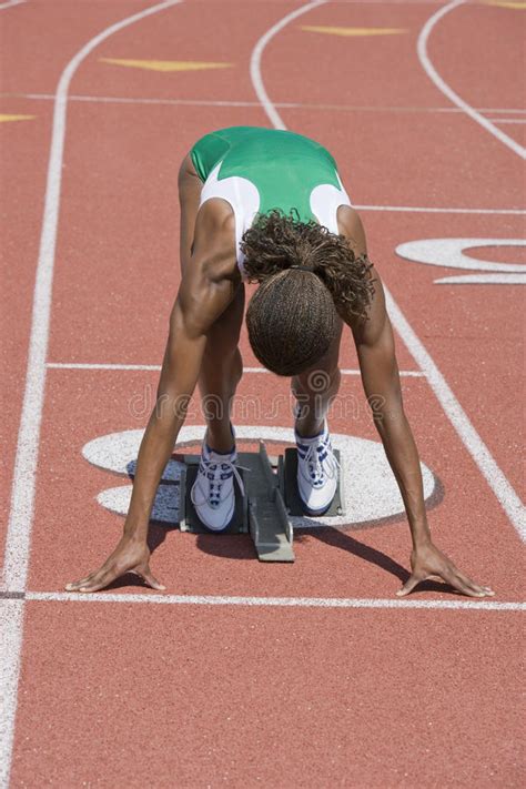 Raza De Ready To Start Del Atleta De Sexo Femenino Imagen De Archivo