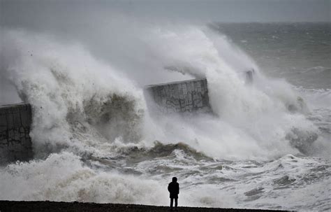 La tempête Ciaran fait au moins sept morts et perturbe les transports