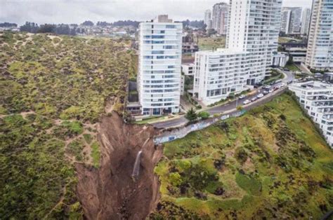 Este edificio está a punto de caer al mar por un derrumbe