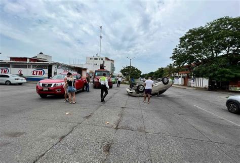 Vuelca Camioneta Tras Chocar Contra Auto En Medell N