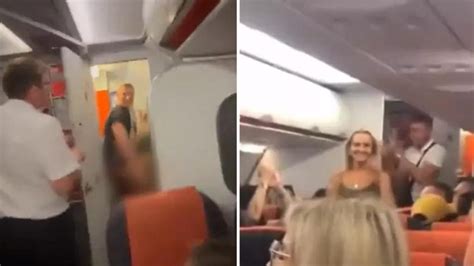 VÍDEO Casal é flagrado em momento quente no avião e passageiros reagem