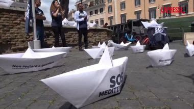 Migranti SOS Mediterranee Porta Una Flotta Di Barche Di Carta In